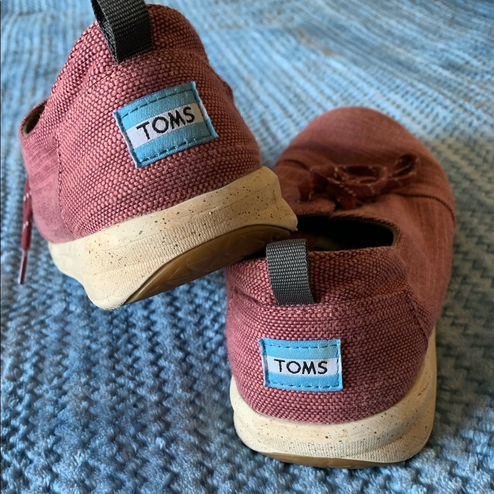 Tom’s Maroon Lace Up Sneaker